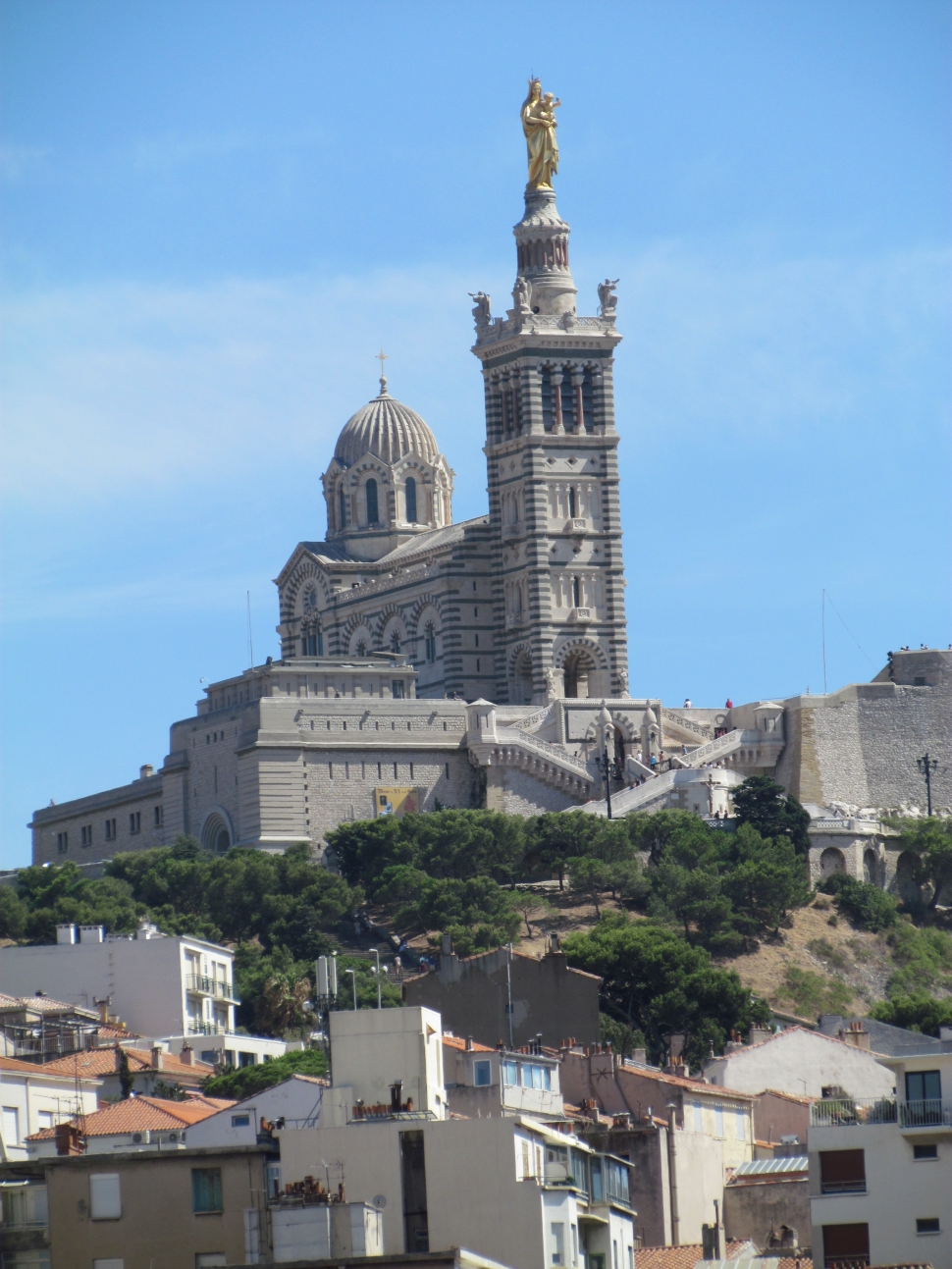 A román-bizánci bazilika Marseille fő ékessége (Fotó: Mentusz Károly)
