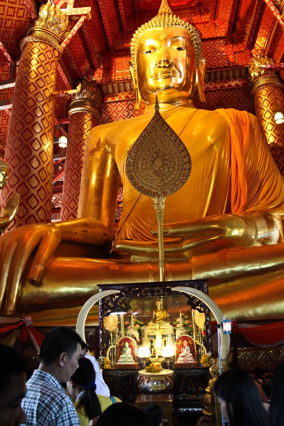 Óriási Buddha-szobor a Wat Panang Choengben (Fotó: Berende Alexa)