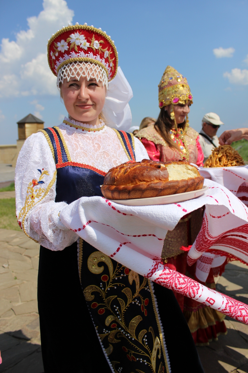 Tatár népviselet helyi ínyencséggel (Fotó: Berende Alexa)