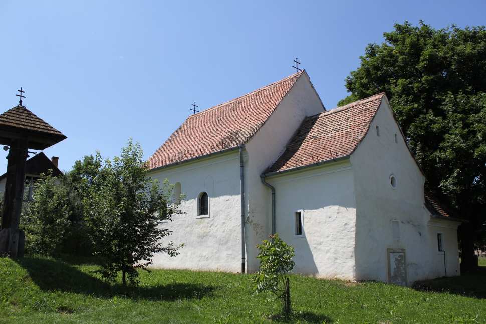Mesteri Árpád-kori római katolikus temploma