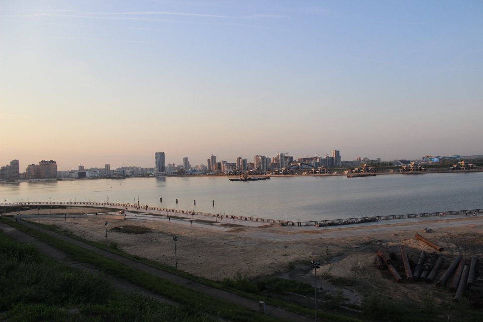 A Kazanka-folyó, túlpartján új épületekkel és sportcsarnokokkal (Fotó: Berende Alexa)