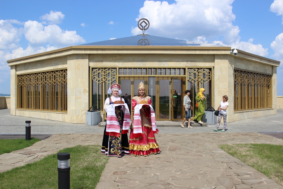 Helyi népviseletbe öltözve fogadtak minket a volgai bolgár civilizációt bemutató múzeumnál (Fotó: Berende Alexa)