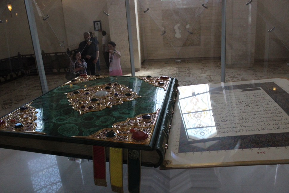 A világ legnagyobb nyomtatott Koránja a bolgari mecsetben (Fotó: Berende Alexa)