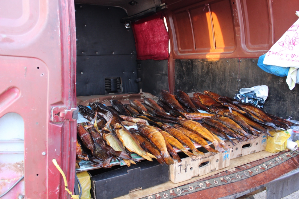 Több helyen is árulnak füstölt halat, amit a helyiek szívesen fogyasztanak (Fotó: Berende Alexa)