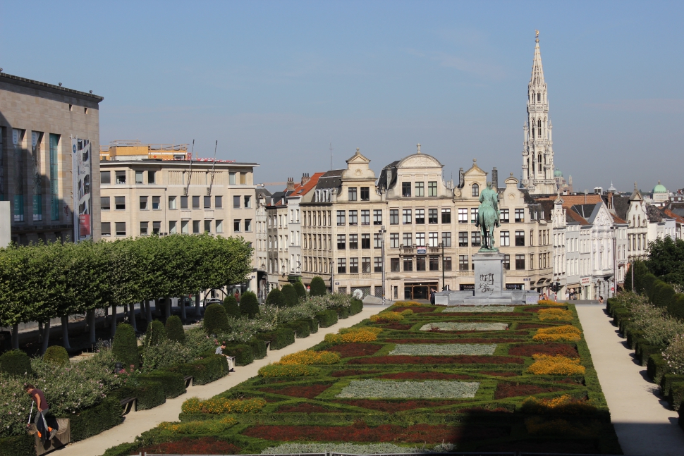 Virágos parkok és díszes épületek Brüsszelben