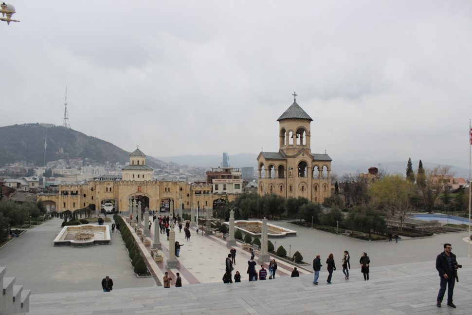 Kilátás a Sameba-székesegyház felől Tbilisziben (Fotó: Berende Alexa)