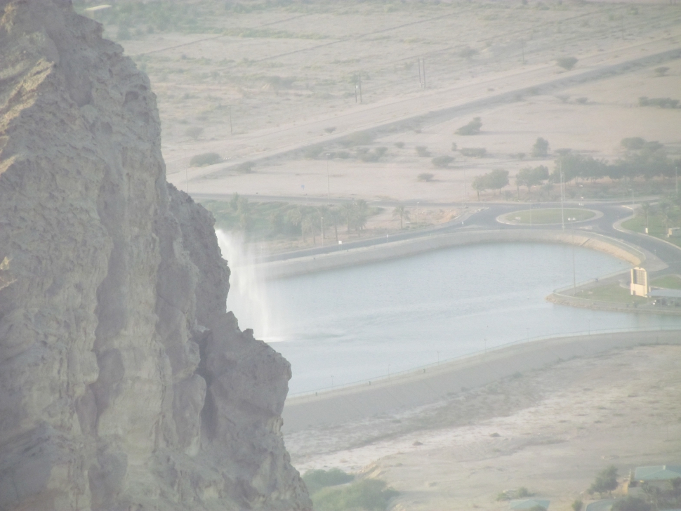 A Jebel Hafit tetejéről látni a párás oázist (Fotó: Mentusz Károly)