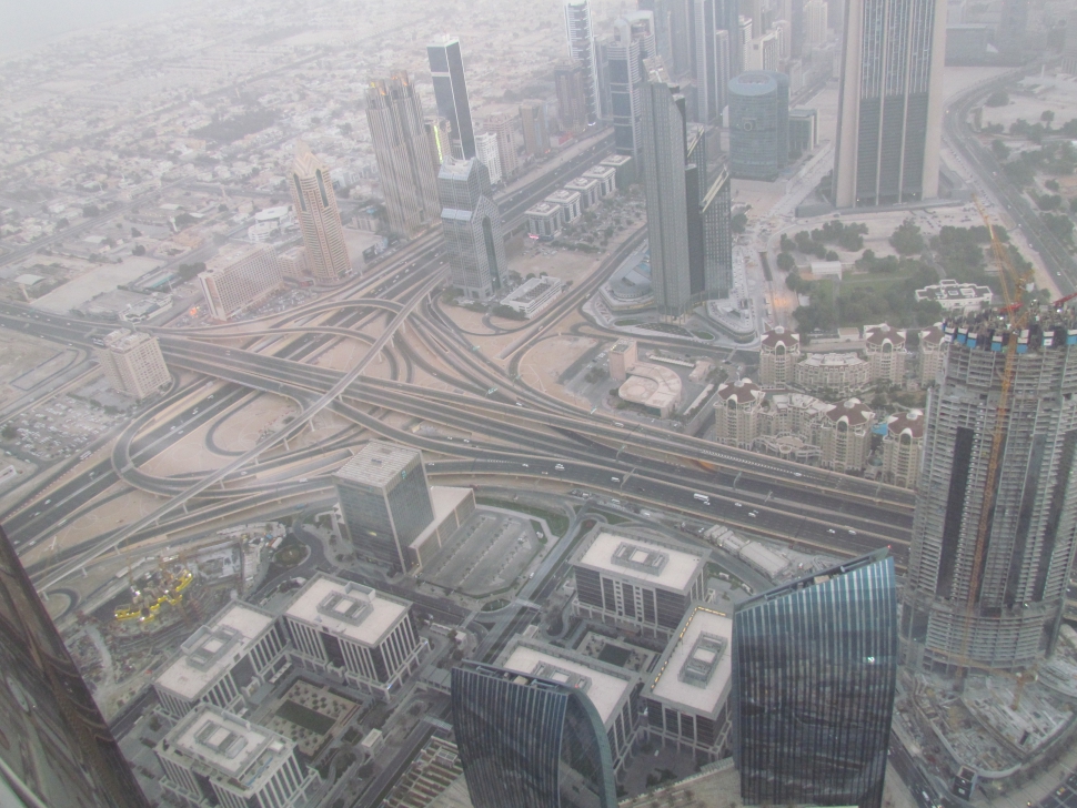 Gigantikus épületek és autópályák ma, 124 emeletnyi magasságból  Dubajban (Fotó: Mentusz Károly)