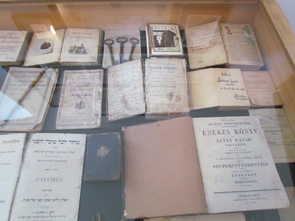 Régi imakönyvek a gyülekezeti múzeumban (Fotó: Mentusz Károly)