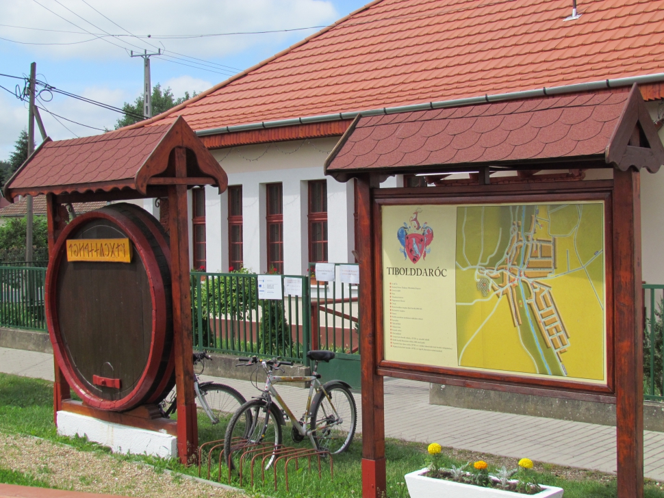 Hordó és térképes tábla a falu központjában (Fotó: Mentusz Károly)