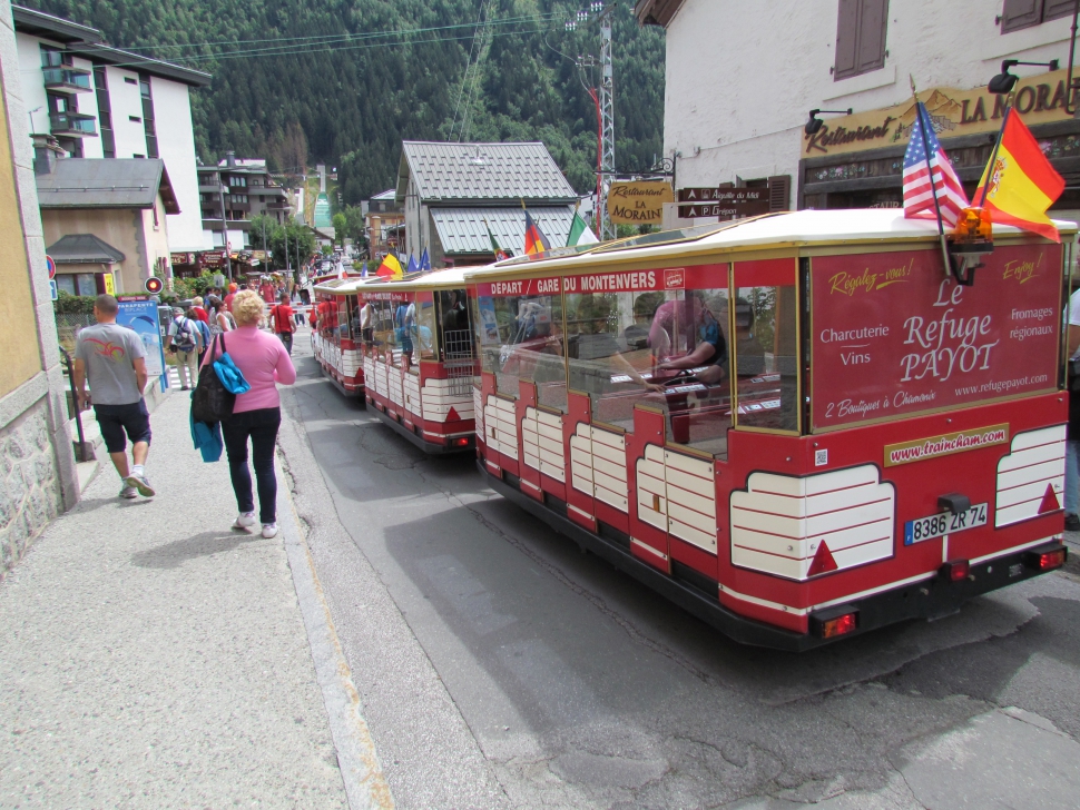 A városnéző kisvonattal sokan járták körül Chamonix-t (Fotó: Mentusz Károly)