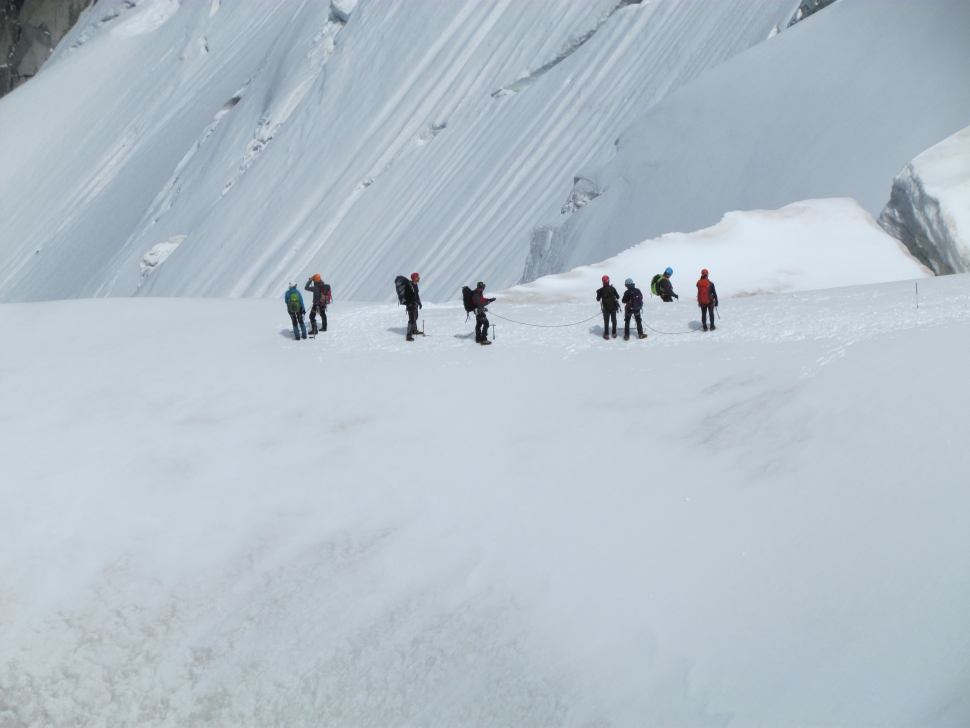 Egy túrázó csapat az örök hó birodalmában (Fotó: Mentusz Károly)