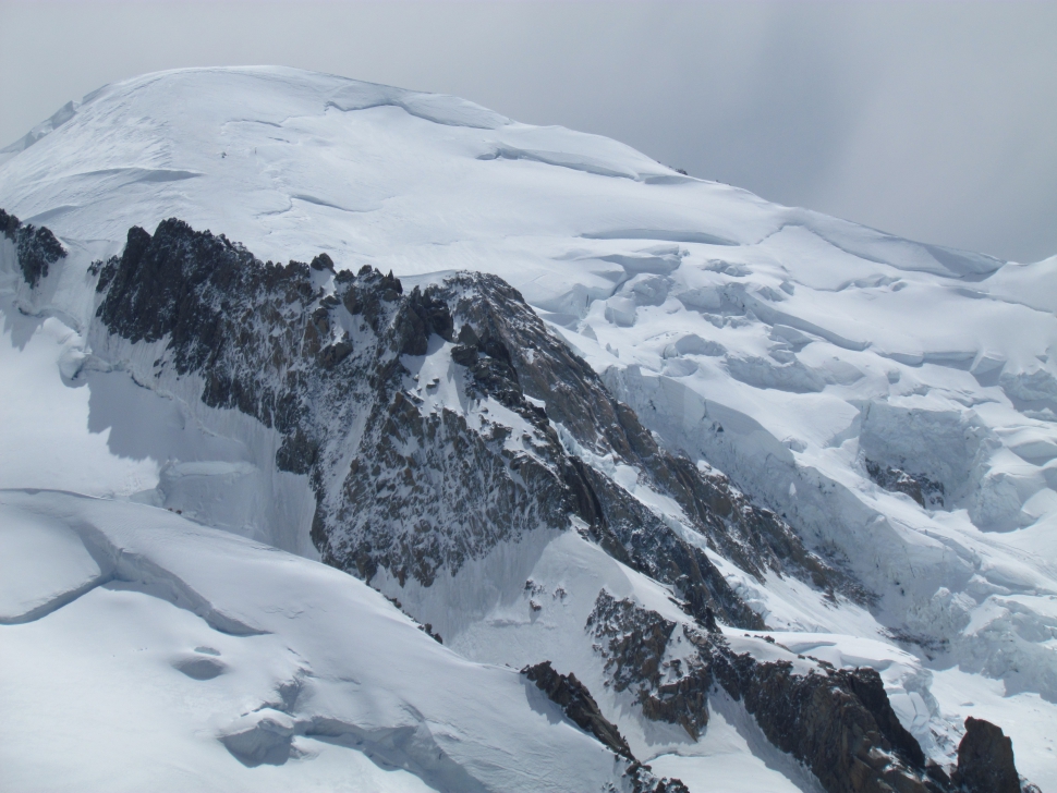Felül a Mont Blanc havas csúcsa napsütésben (Fotó: Mentusz Károly)