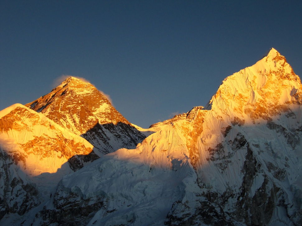 Naplementében az Everest és a Lhotse nyolcezer feletti csúcsai 