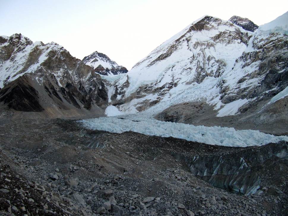 A jelenleg üres Everest alaptábor a gleccsertől balra terül el 
