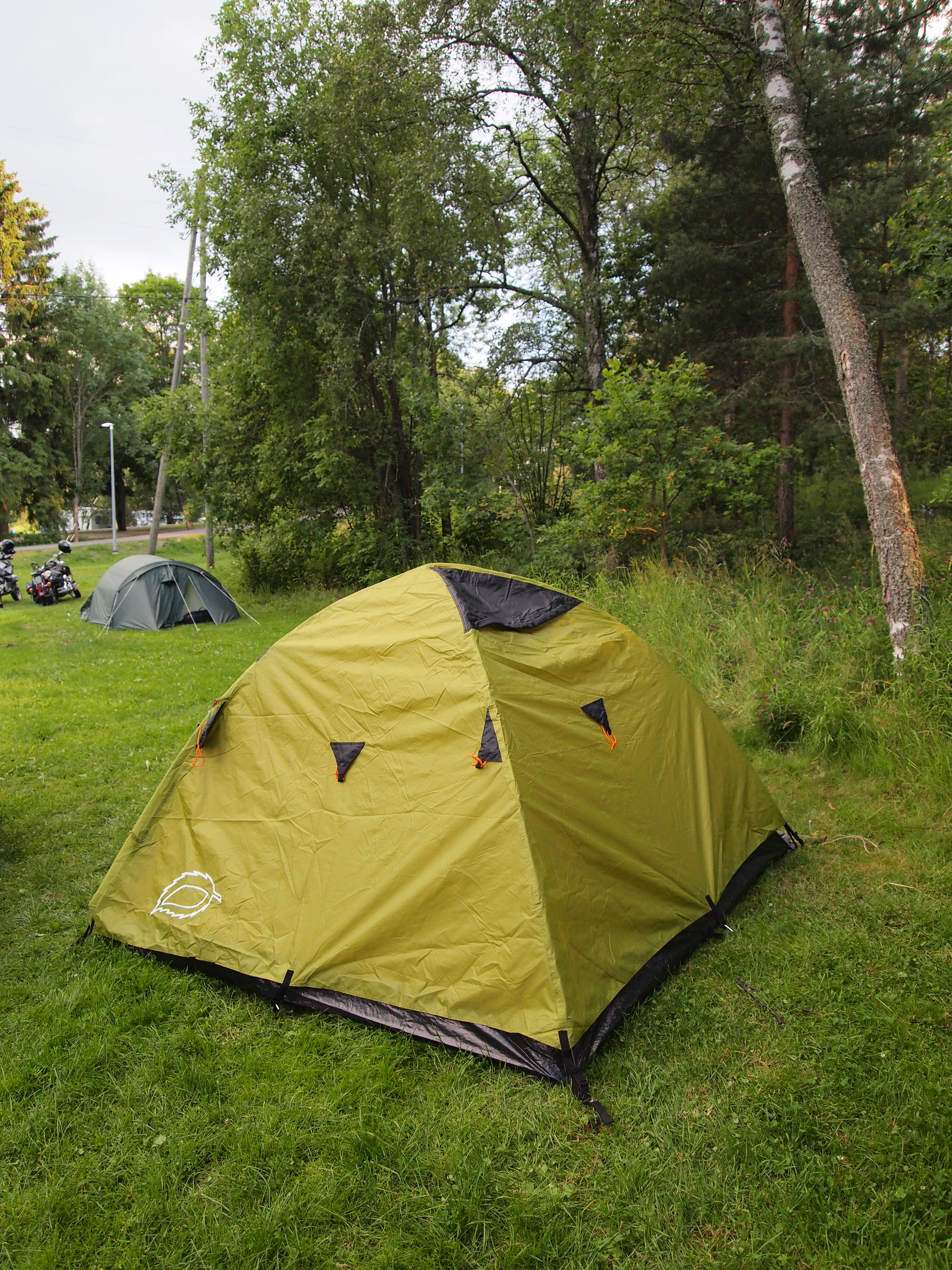 Маленькая палатка на одного. Палатка Camp go. Майские палатки. Camping Essentials. Топ кемпинг